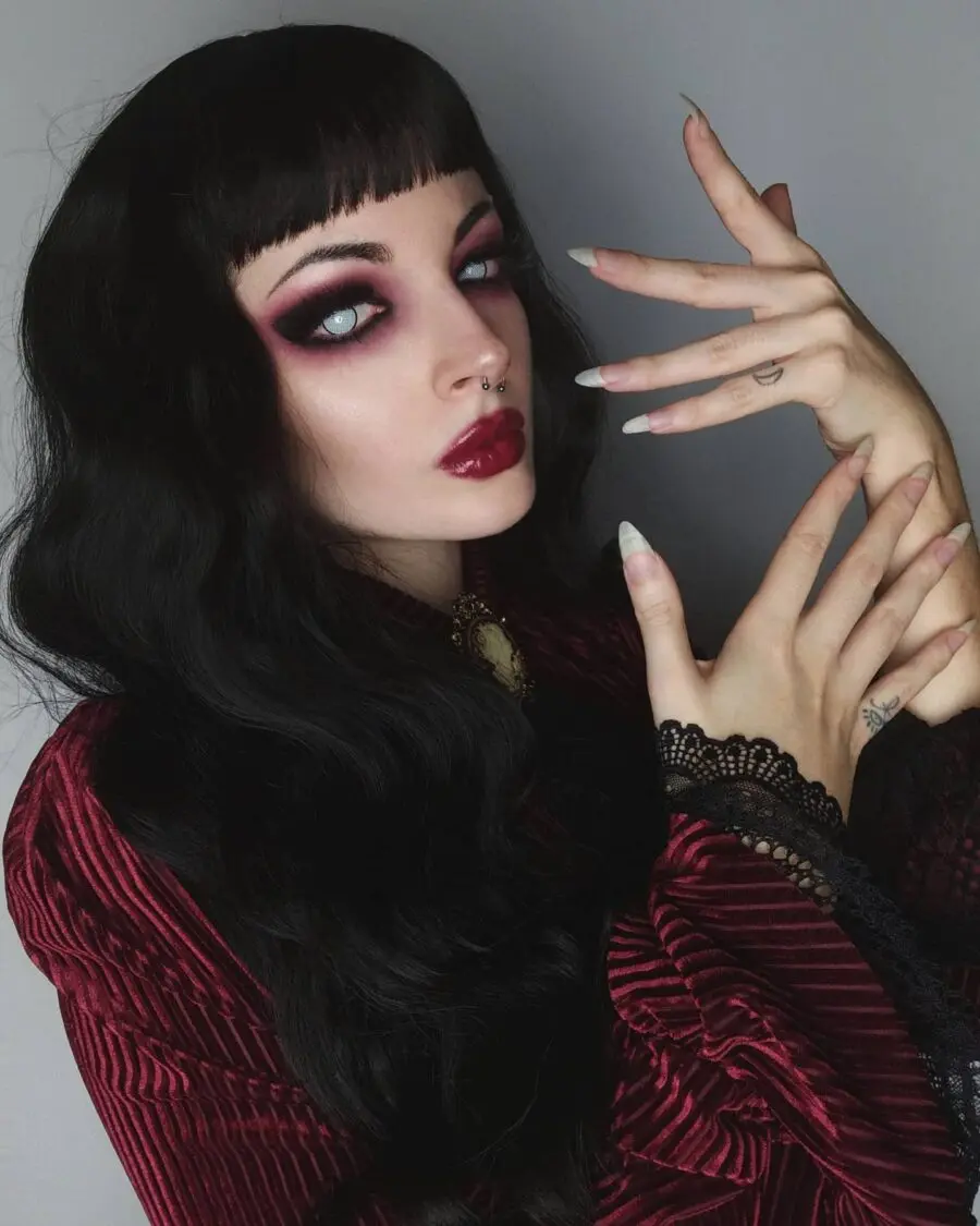 Seductive vampiric makeup with bold colors