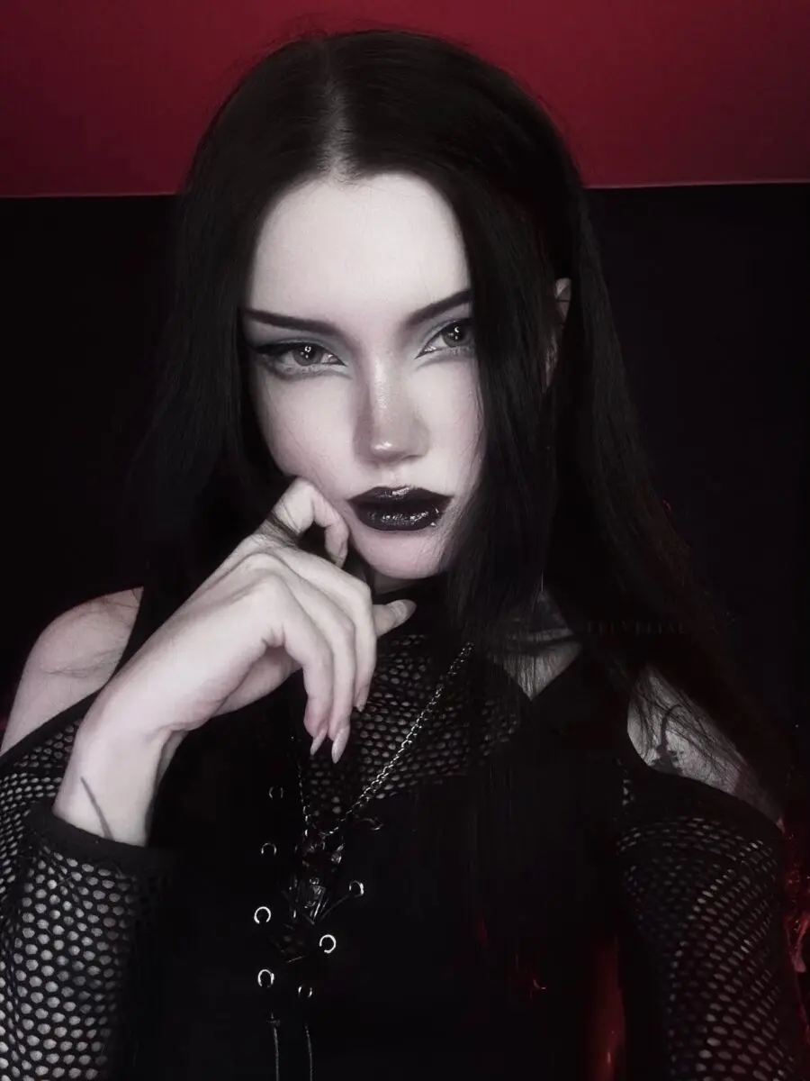 Glamorous Vampire Makeup with Dark Aesthetic