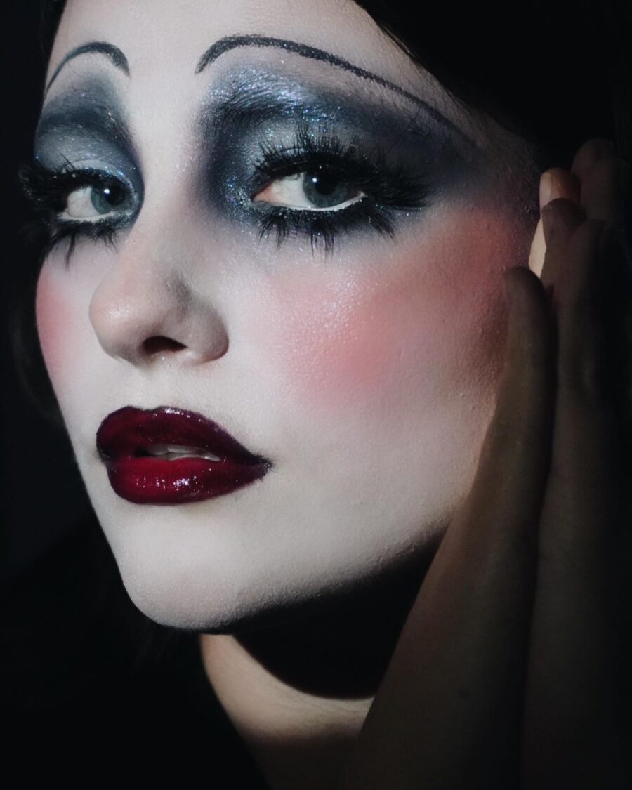 Striking Glamorous Vampire Makeup Look