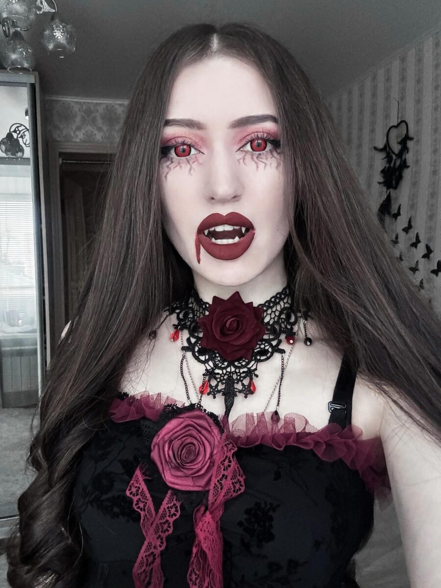 Glamorous yet Creepy Vampire Makeup Look