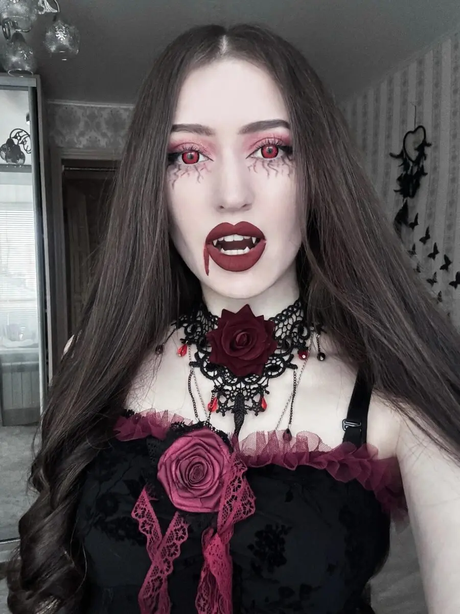 Glamorous yet Creepy Vampire Makeup Look