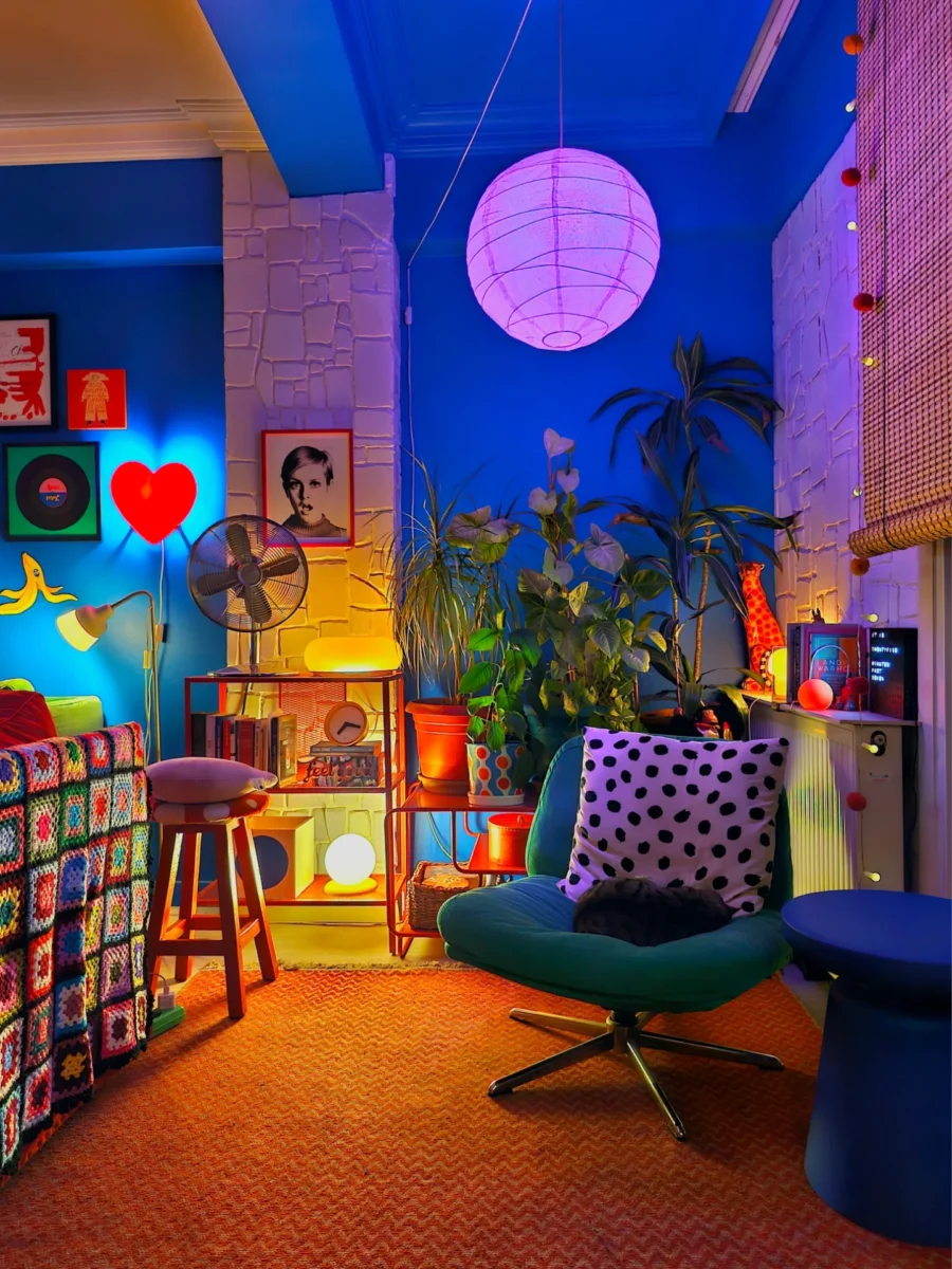 Bright and playful living room ambiance