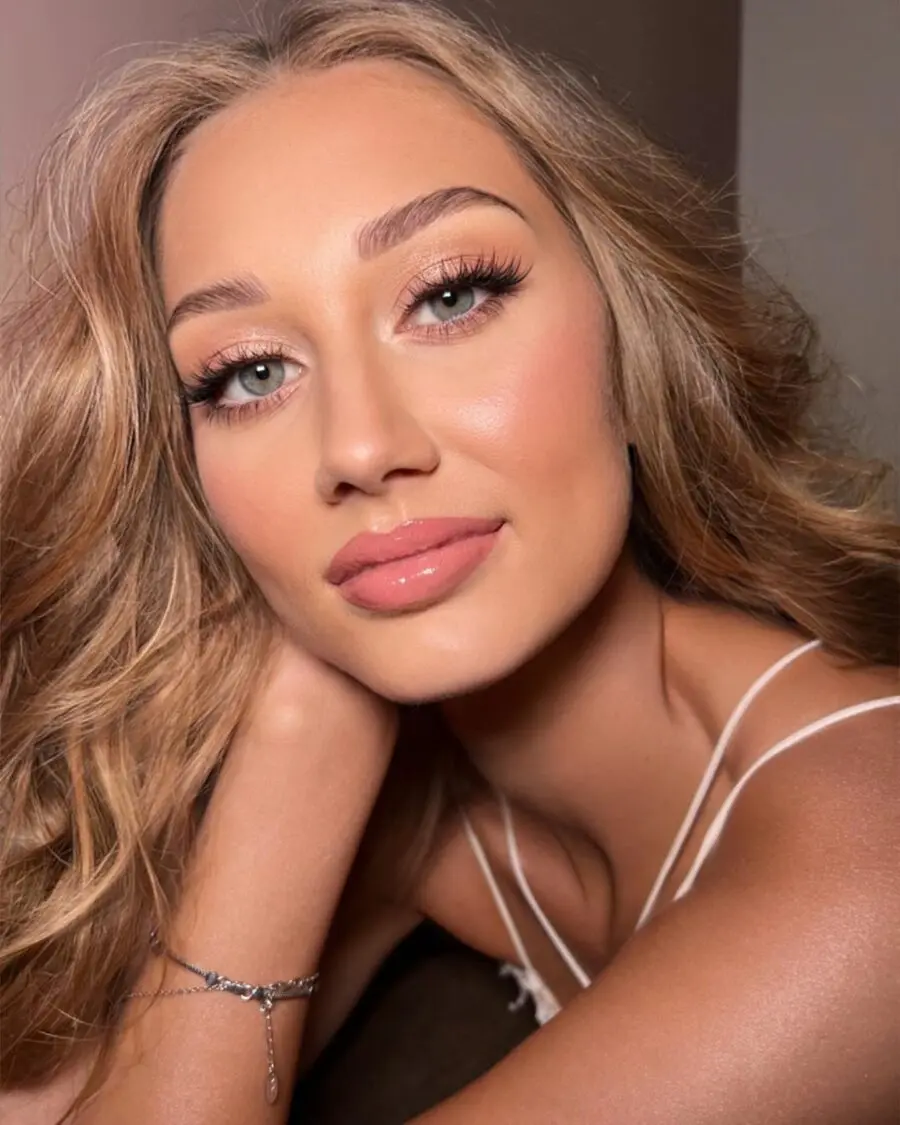 Effortlessly radiant Victoria's Secret makeup look