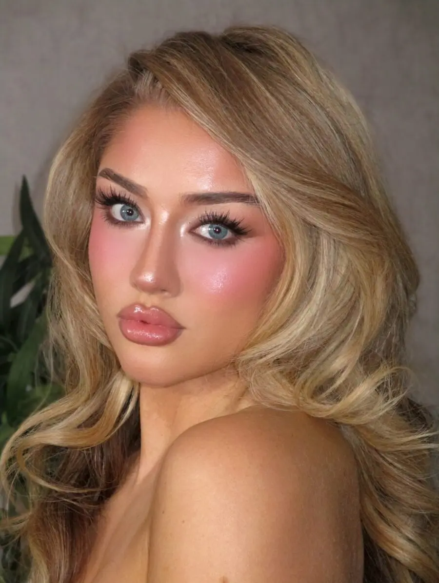 Glamorous Victoria’s Secret-inspired makeup look