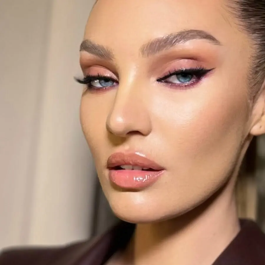 Elegant and bold Victoria's Secret makeup look