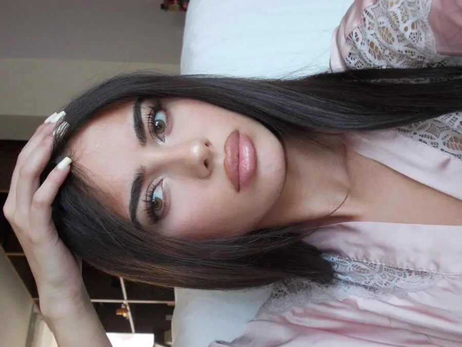 Glamorous Victoria Secret-inspired makeup look