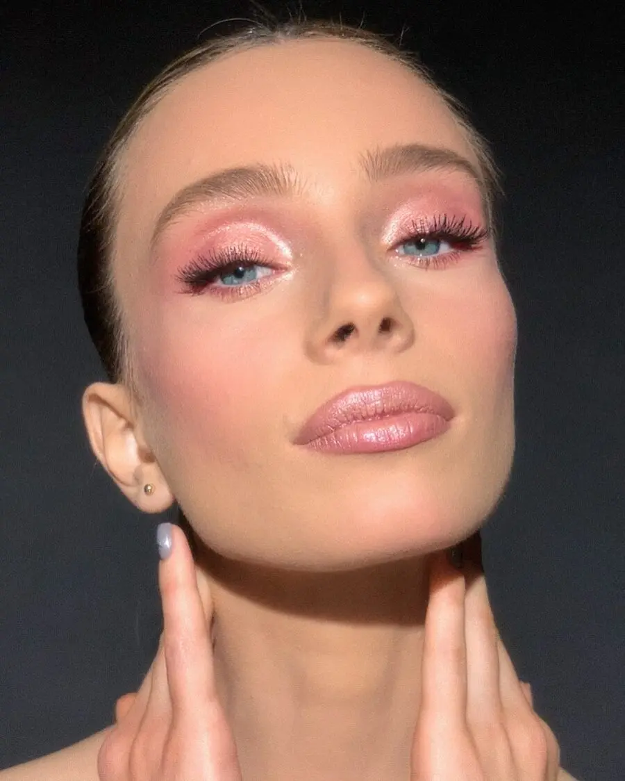 Stunning glam makeup for modern allure