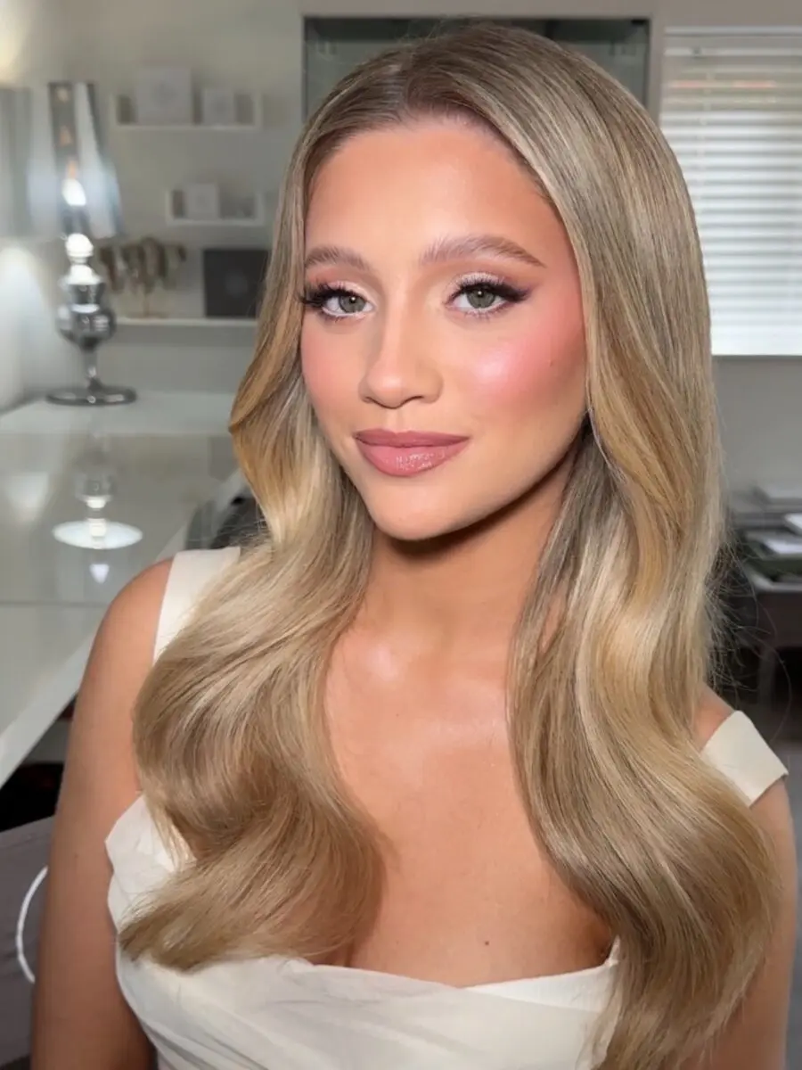 Elegant makeup look with soft glam vibes