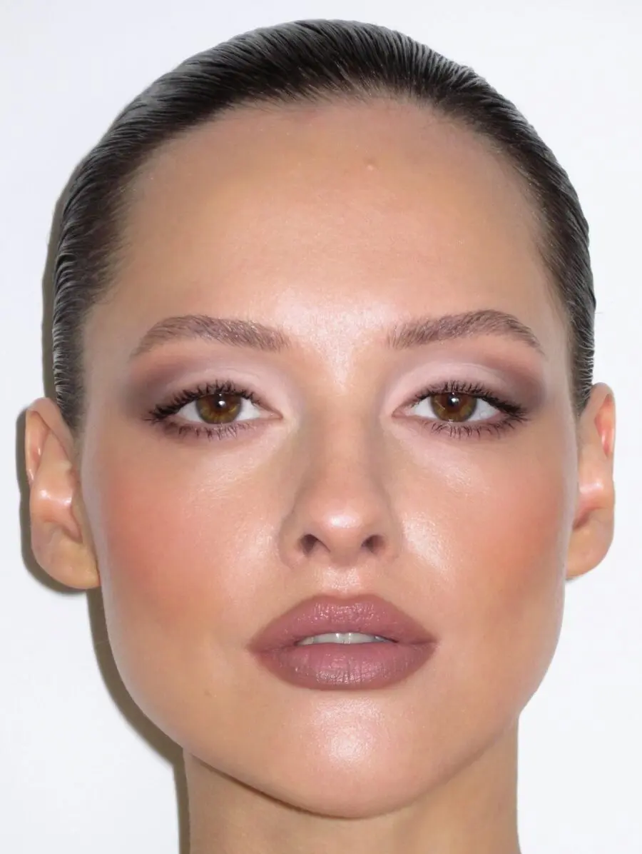 Sleek and Sophisticated Victoria’s Secret Beauty Look