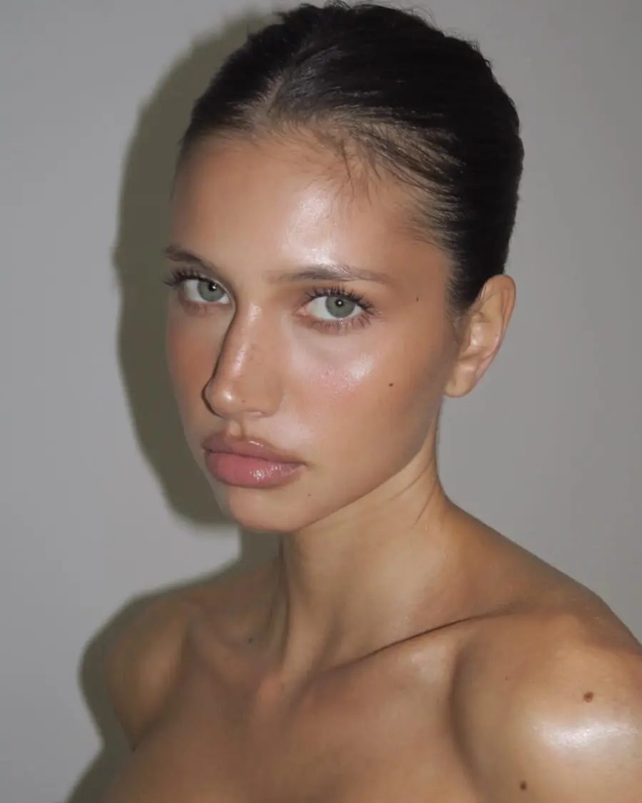 Effortlessly radiant makeup for a fresh glow