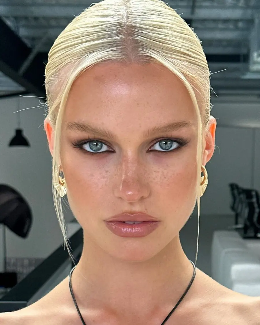 Glamorous makeup look with bold eye accents