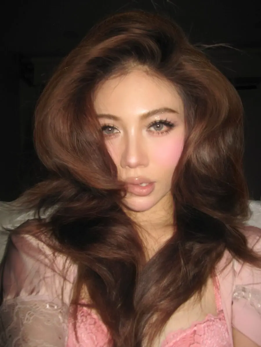 Glamorous Victoria's Secret-inspired makeup look
