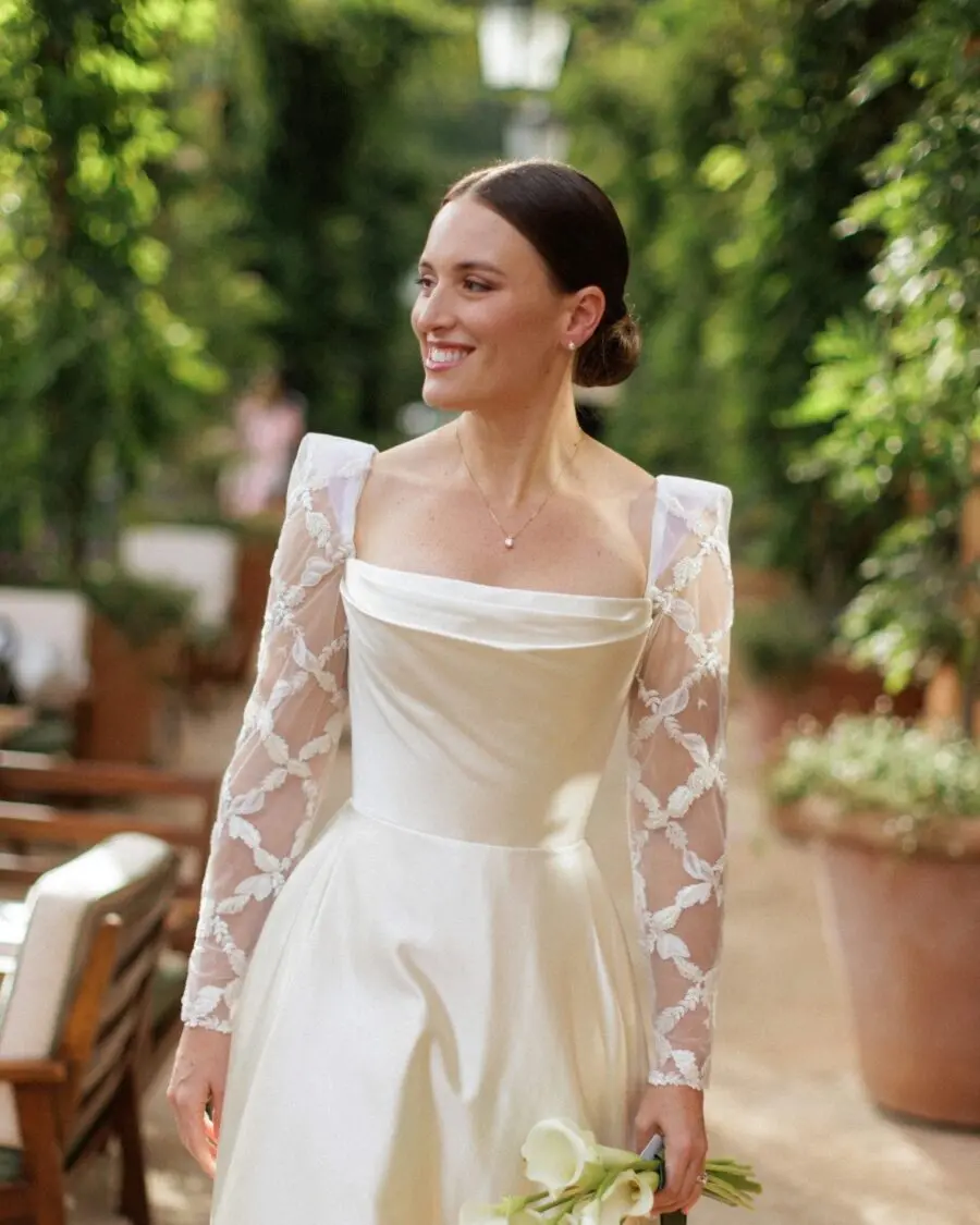 Stunning bridal look with elegant sleeves style