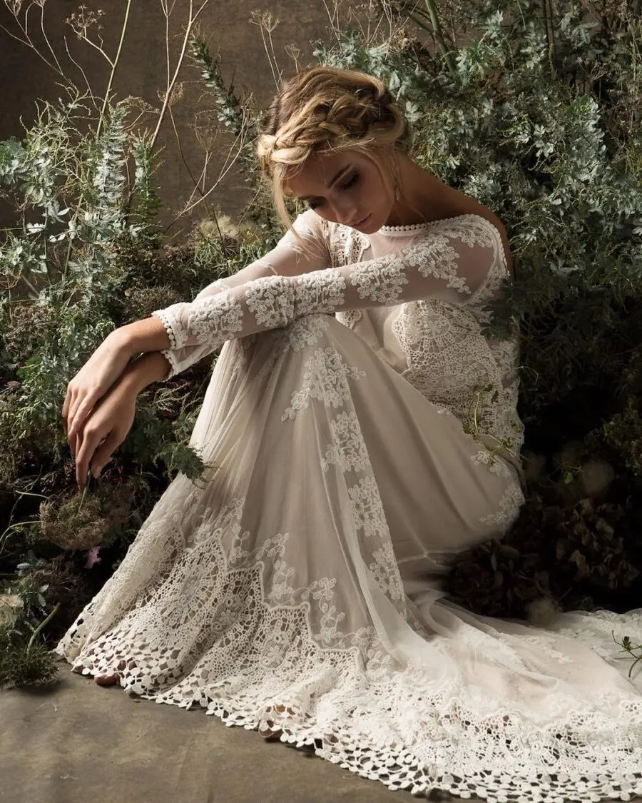 Elegant lace wedding dress with long sleeves