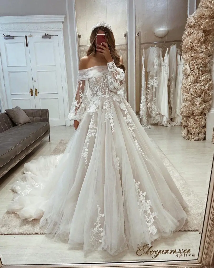 Stunning dress with delicate floral sleeve details