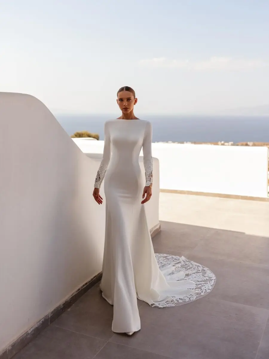 Elegant wedding dress with long sleeves
