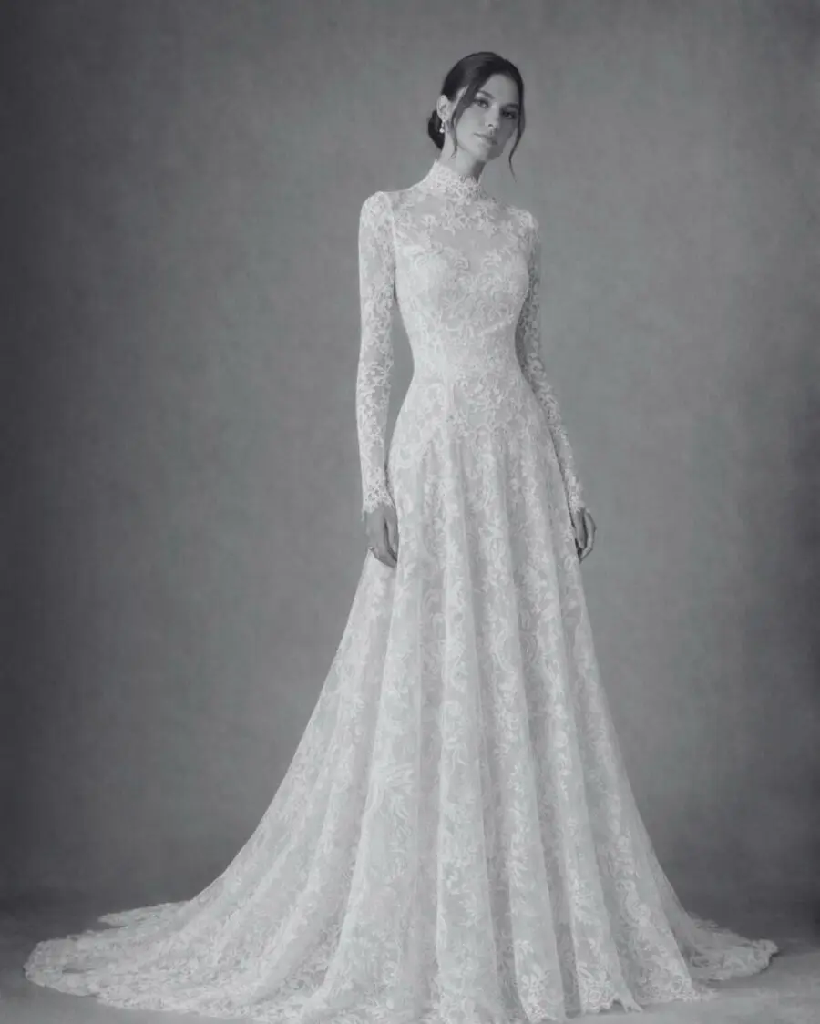 Elegant lace wedding dress with long sleeves