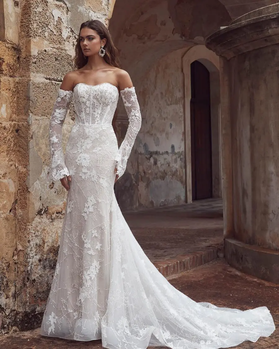 Elegant lace wedding dress with long sleeves