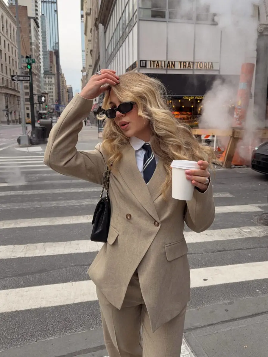 Chic Semi-Formal Look for Urban Outings