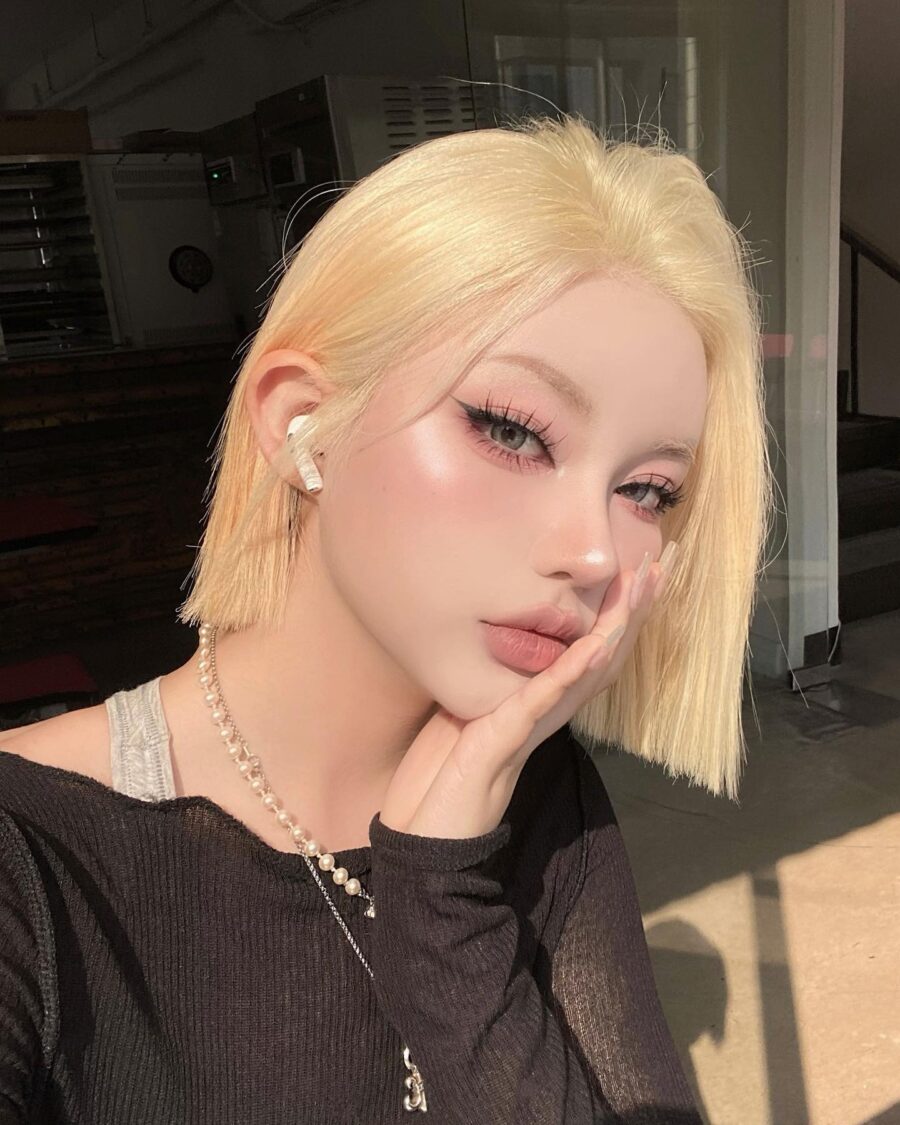 Edgy and fresh blonde ABG makeup look