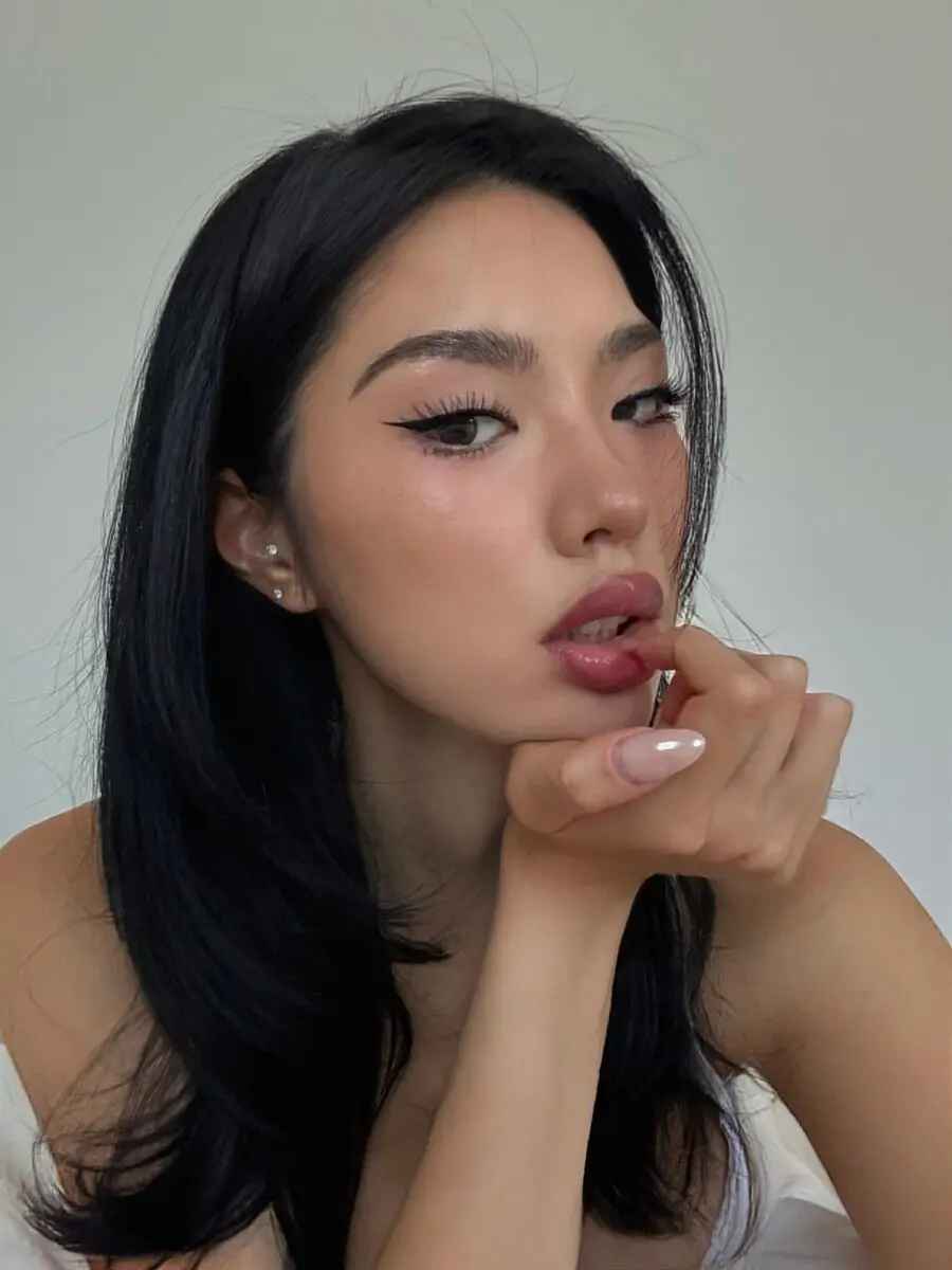 Cat eye and glossy lips, effortlessly chic