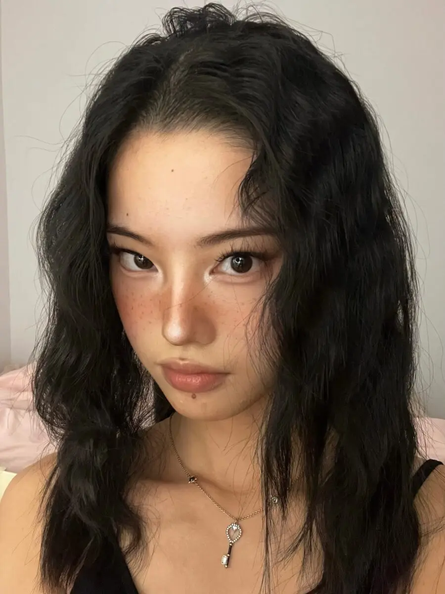 Chic wavy hair and radiant skin details