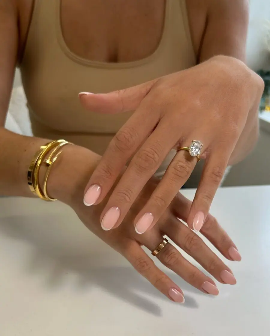 Elegant almond nails with minimalistic charm