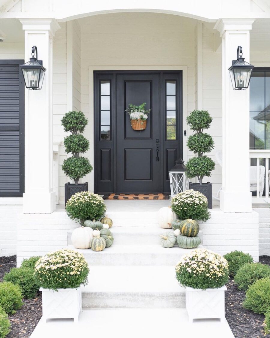 Charming and Inviting Front Door Decor
