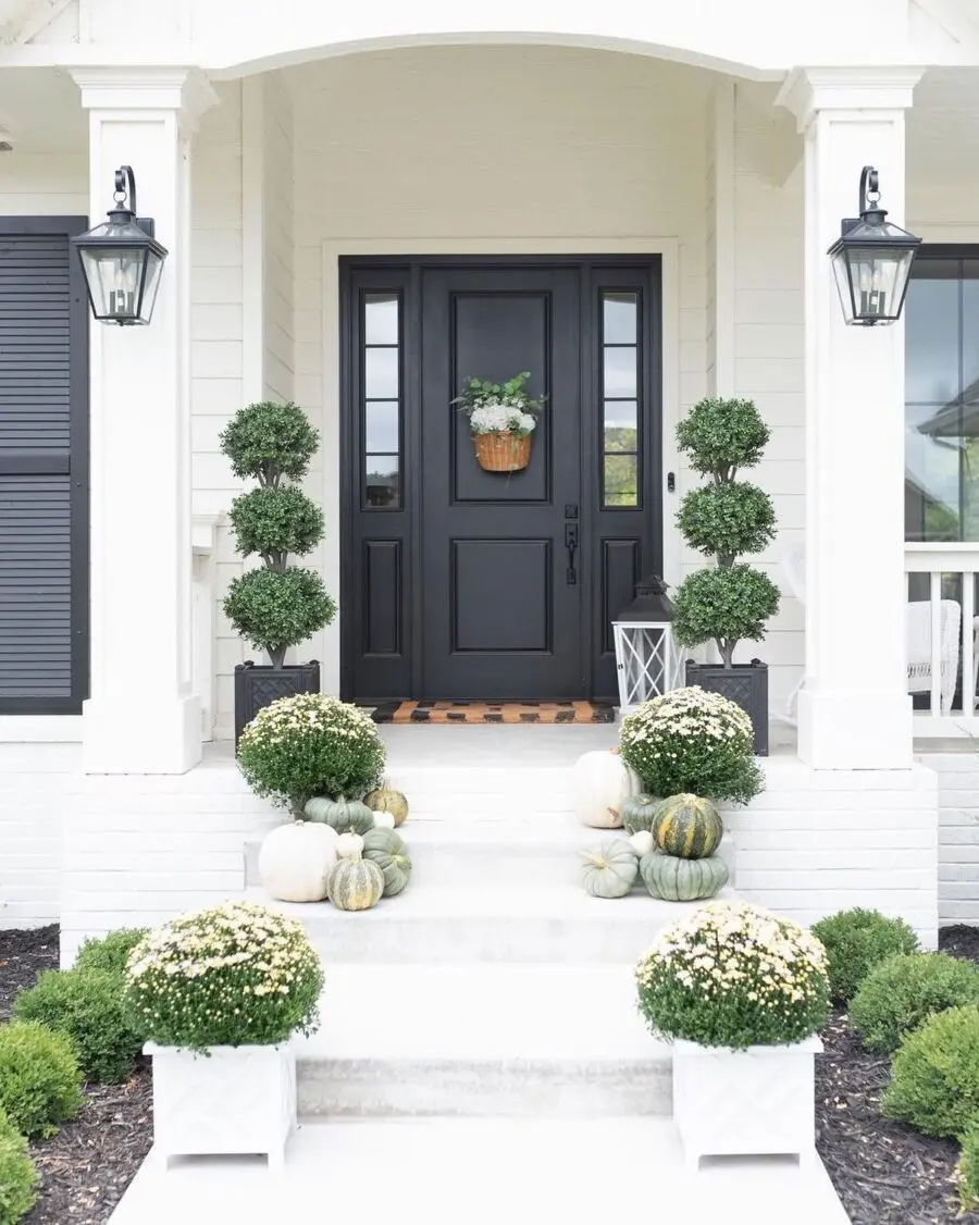 Charming and Inviting Front Door Decor