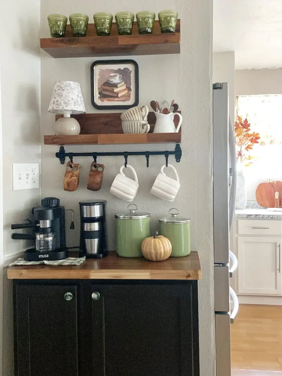 Stylish and functional kitchen counter setup