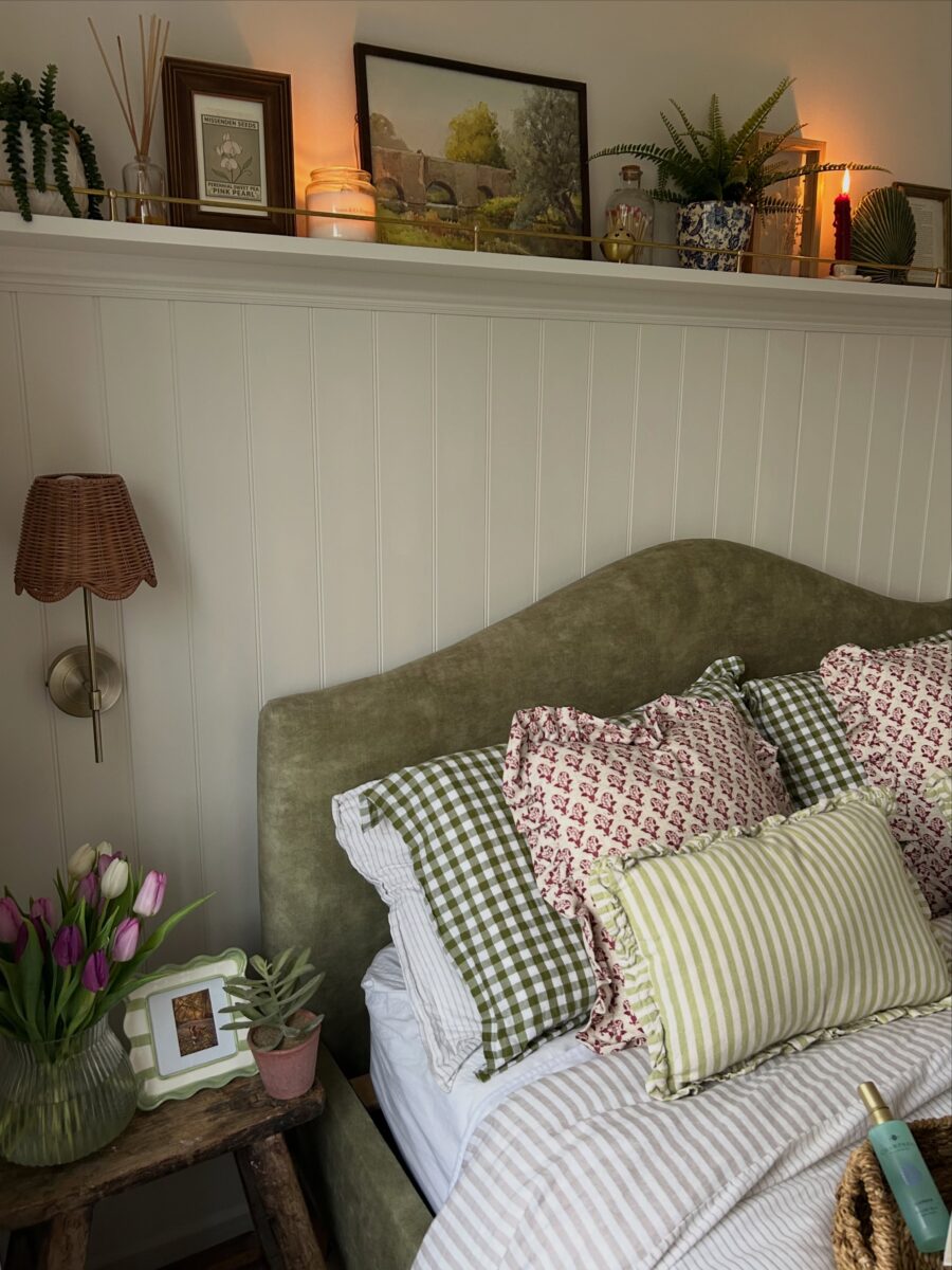 Charming and cozy above-bed decor inspiration