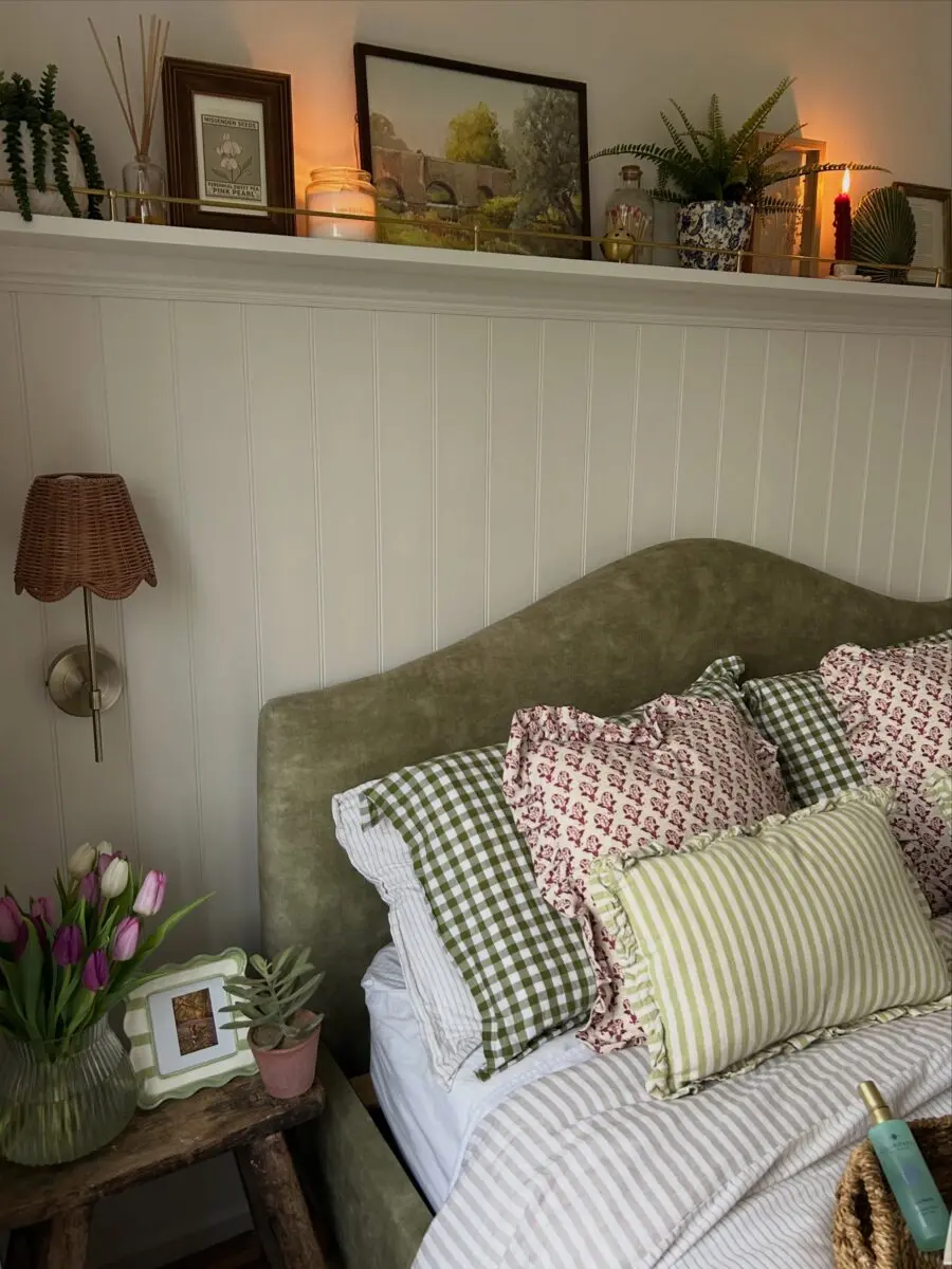 Charming and cozy above-bed decor inspiration
