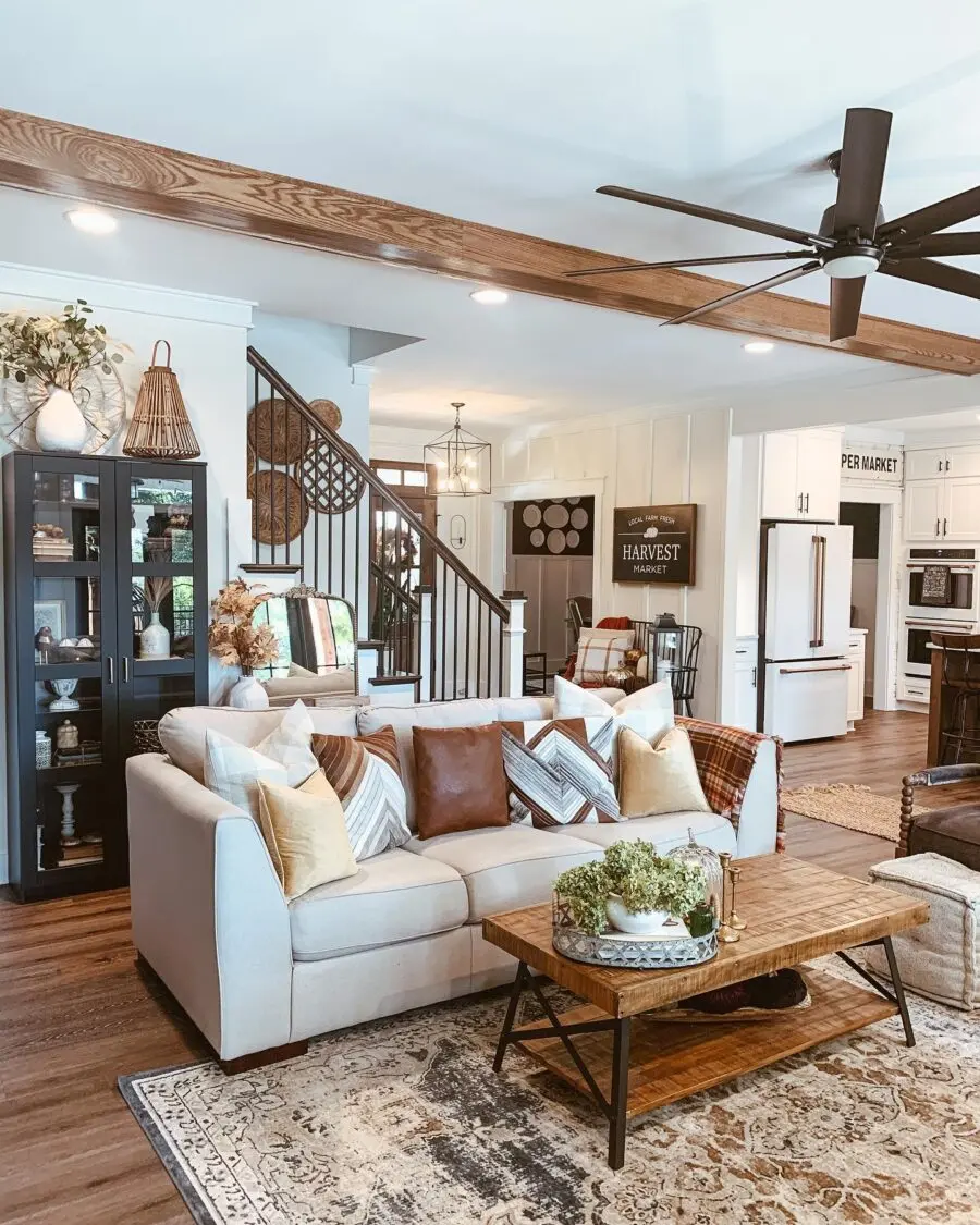 Charming and inviting farmhouse living room decor