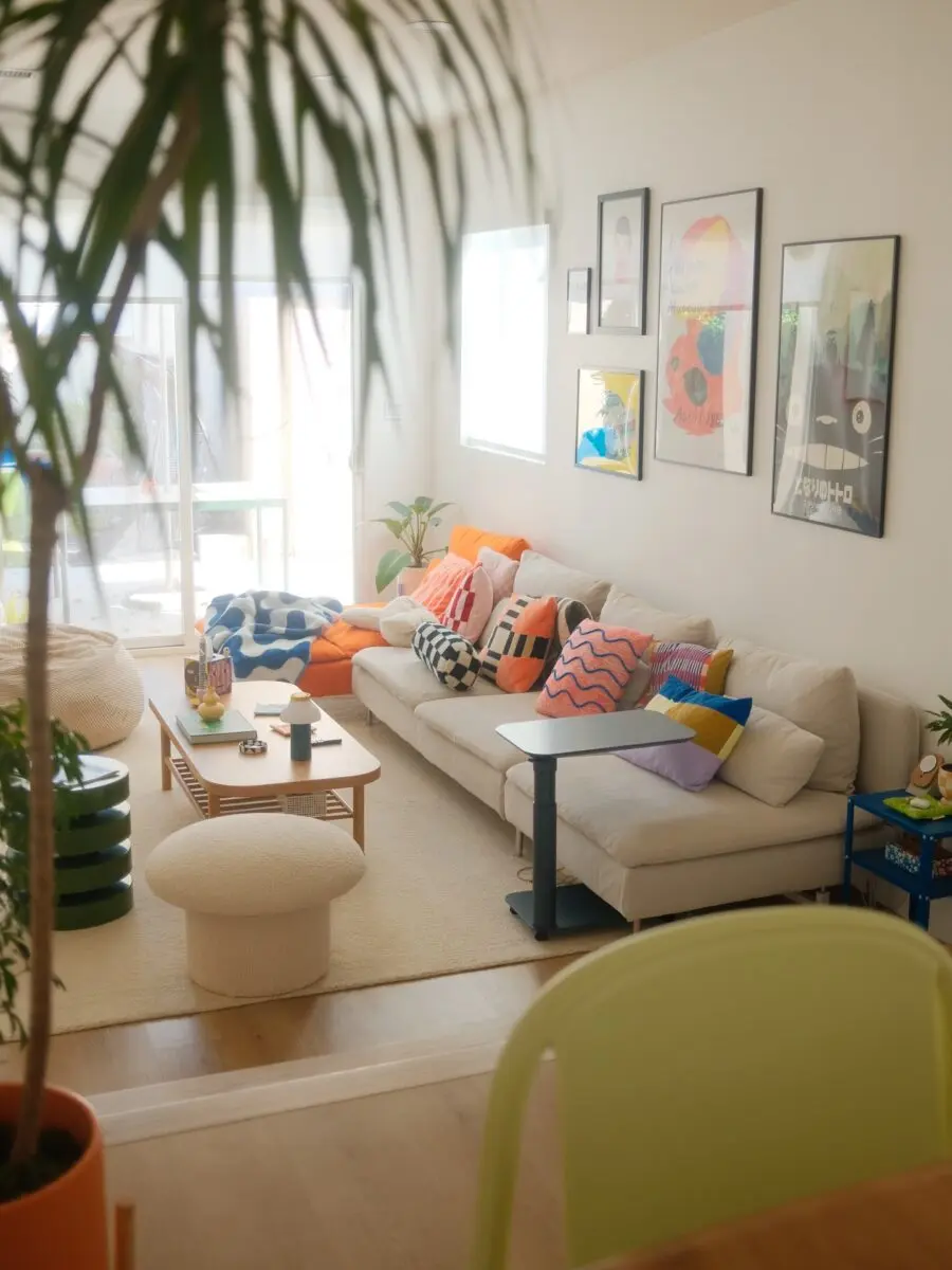 Vibrant and cozy living room design inspiration
