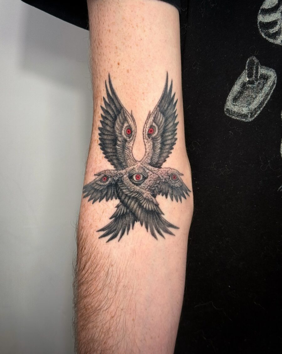 Symbolic crowned doves showcase divine connection
