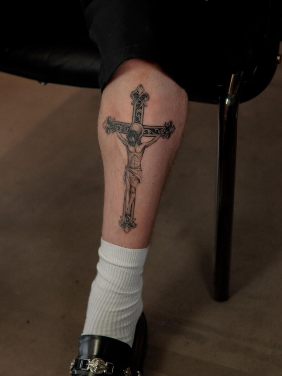 Stylish depiction of faith in body art
