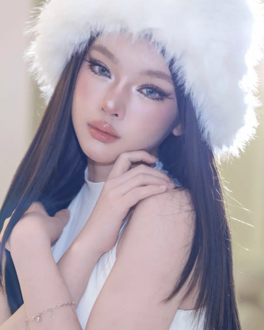 Elegant doll-like makeup for a fairy queen look