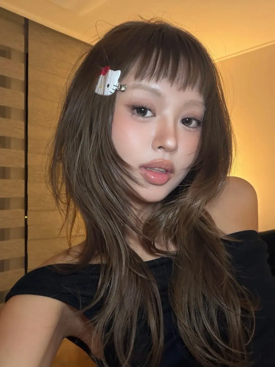 Glamorous doll-inspired makeup selfie