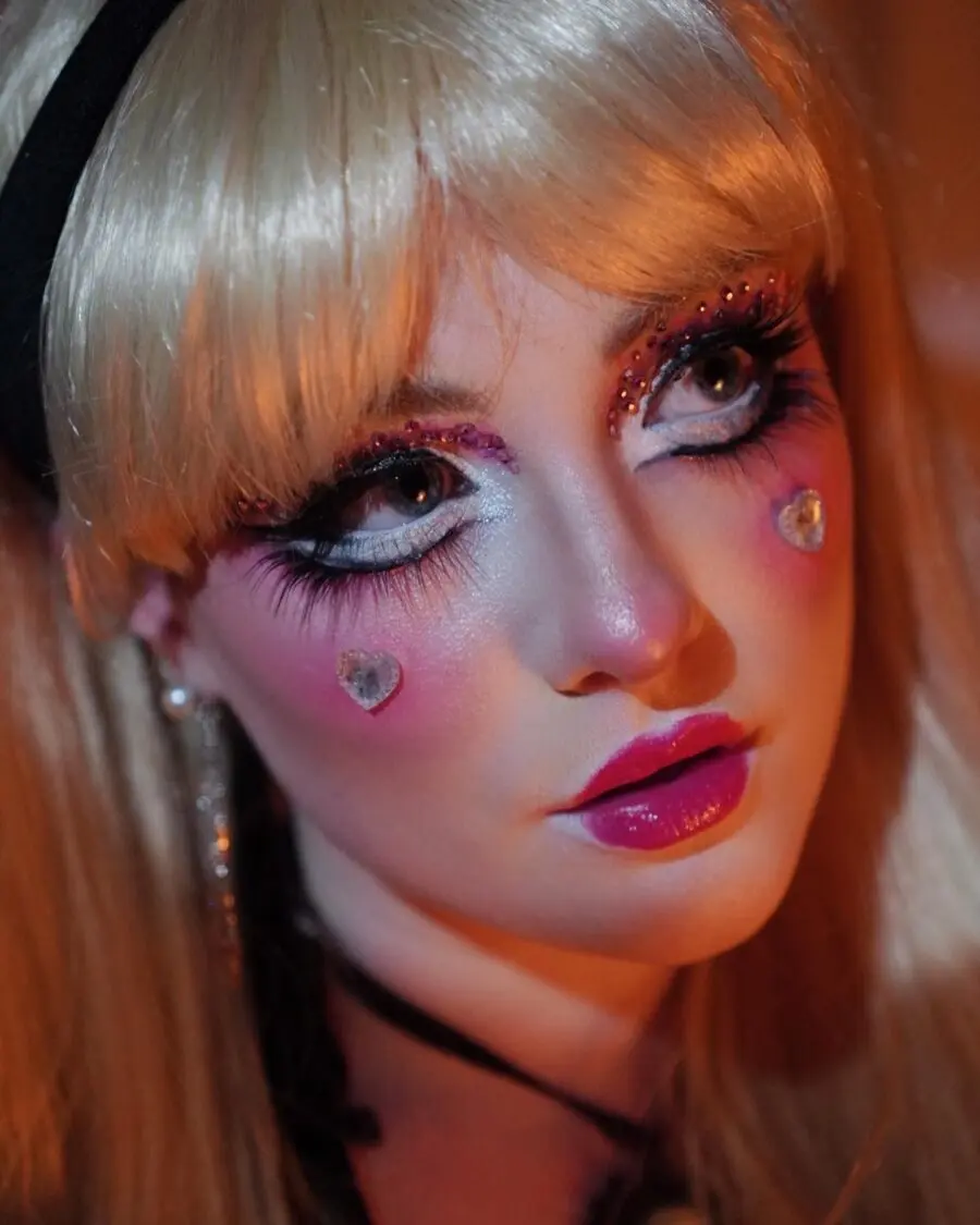 Sparkling doll makeup with pastel vibes