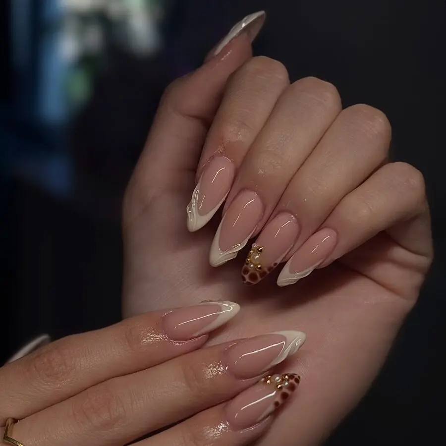 Chic and Stylish French Tip Acrylic Nails