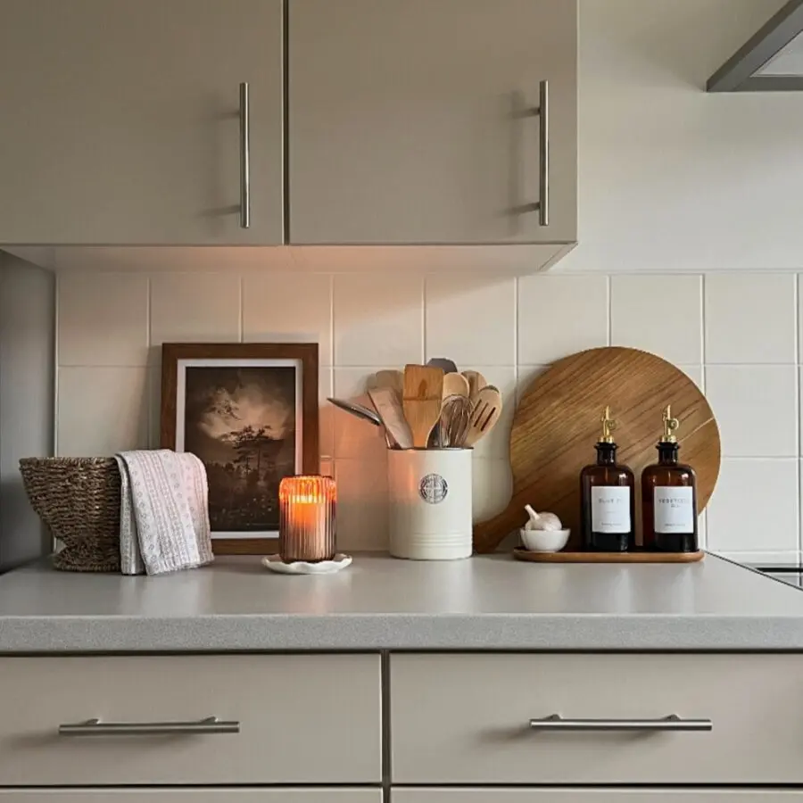 Stylish decor for a warm kitchen ambiance