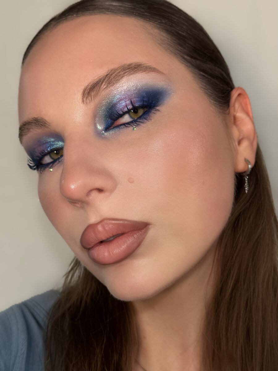 Stunning blue glittery eye makeup look