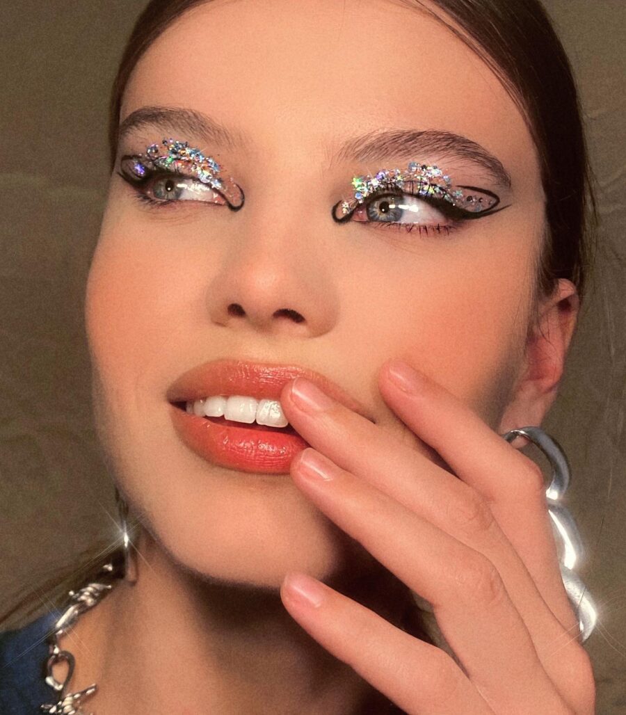 Shimmering rhinestone elegance for a bold look