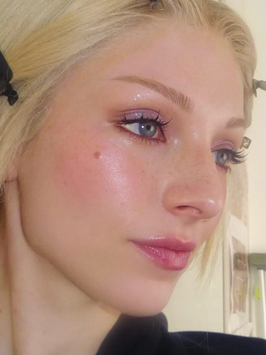 Glamorous shimmery look with striking freckles