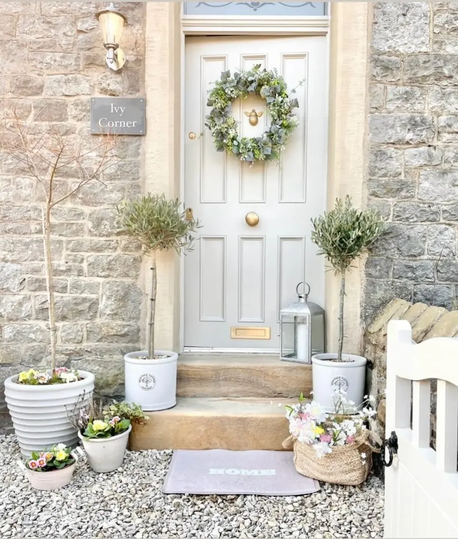 Charming decor for a welcoming entryway