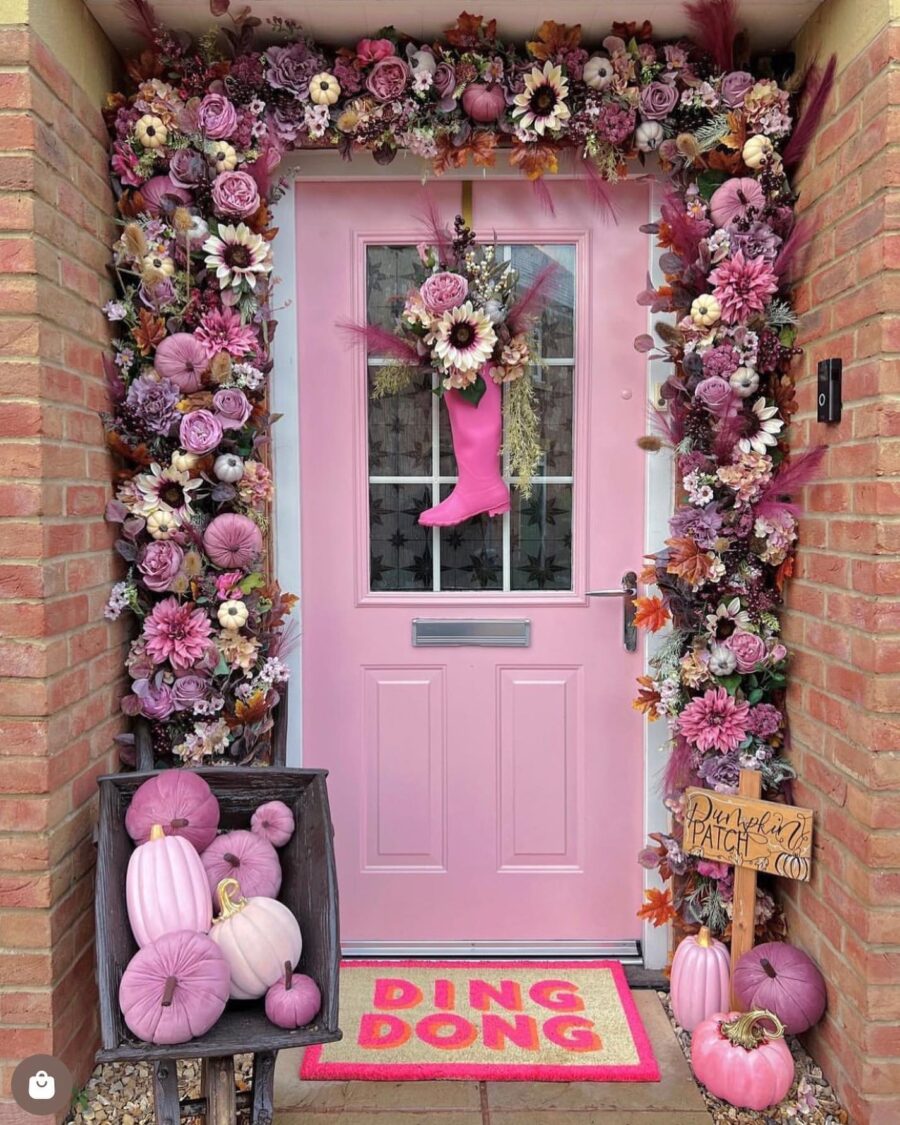 Charming autumn-inspired pink door decor