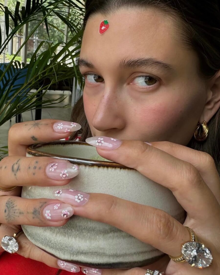Chic floral nails with a playful twist