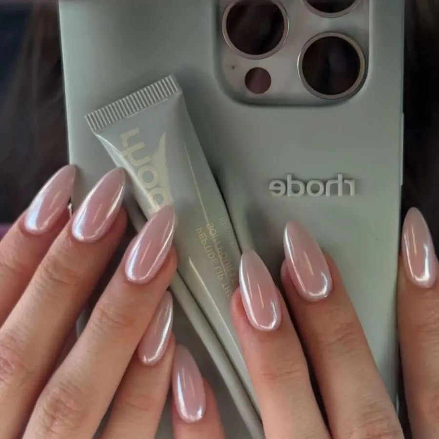 Elegant glossy almond-shaped nails in pink