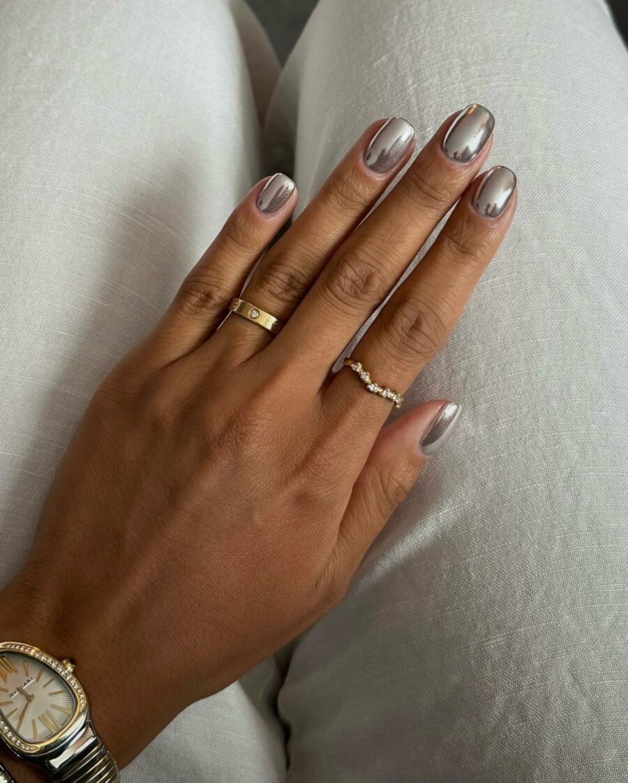 Shiny silver nails with chic elegance