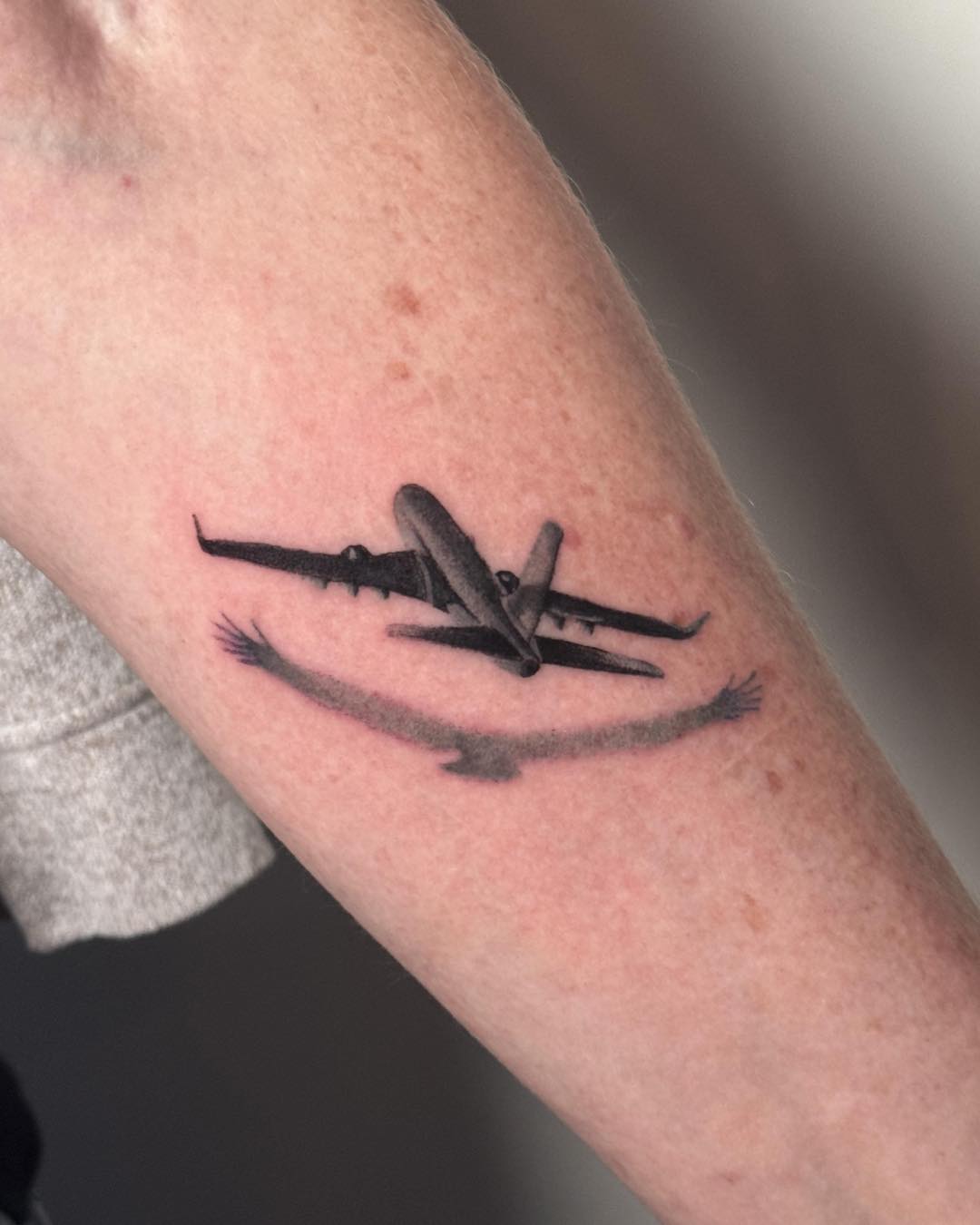 A poignant tribute with an airplane design.